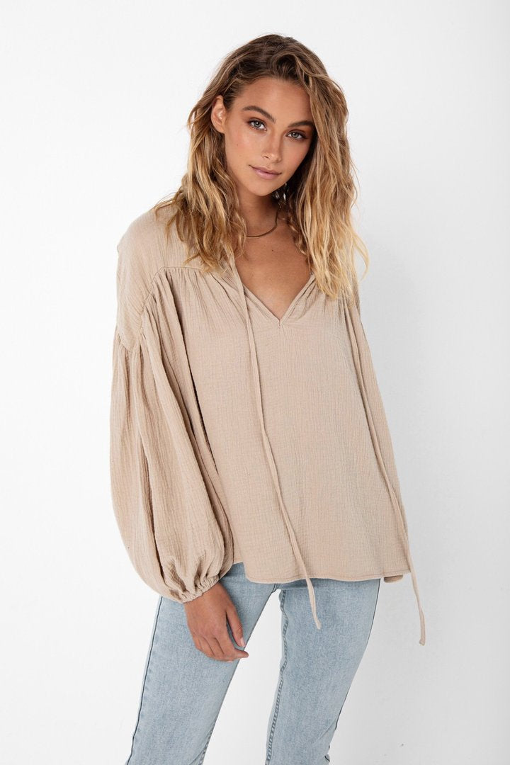 MADISON THE LABEL LYDIA TOP IN SAND